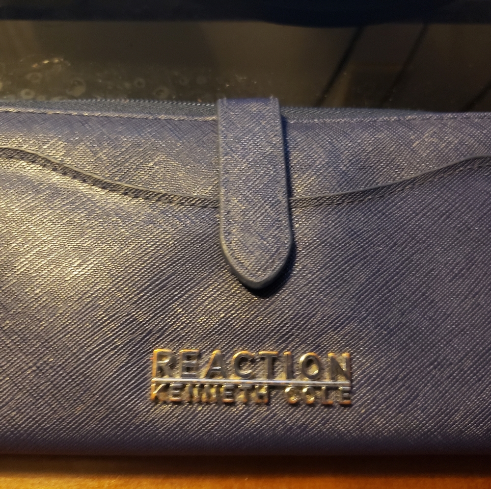 Reaction Kenneth Cole Blue wallet 💙 Wristlet